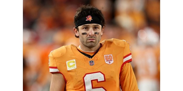 Tampa Bay Buccaneers bestämmer sig för att bära sin vita retrotröja från grundandet igen för den nya säsongen Tampa Bay Buccaneers bestämmer sig för att bära sin vita retrotröja från grundandet igen för den nya säsongen